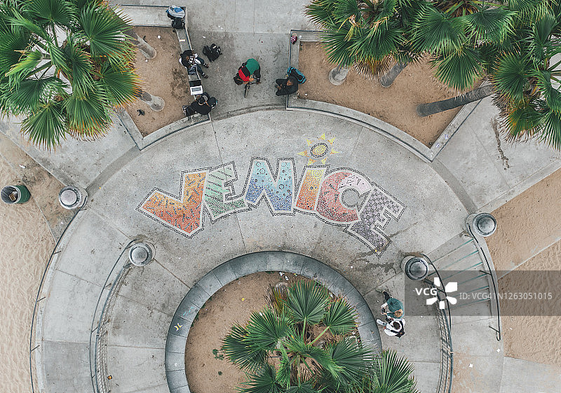 威尼斯海滩滑板公园彩色字母标志的航拍俯视图图片素材