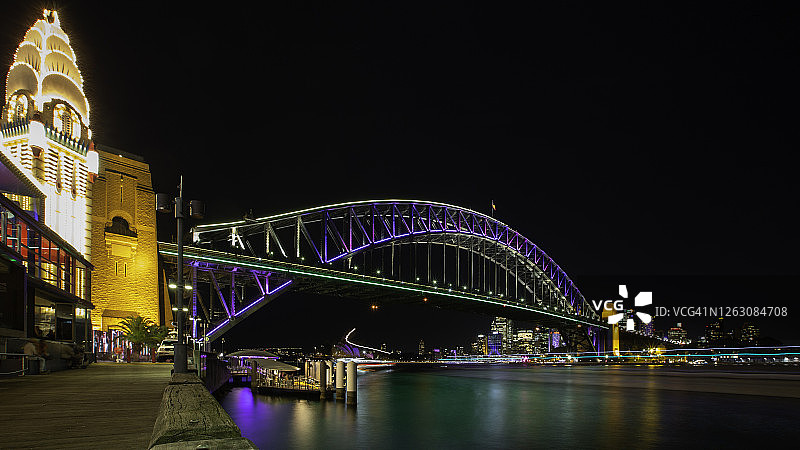 悉尼灯光秀照亮的悉尼海港大桥图片素材