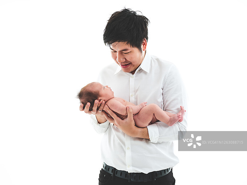 白色背景上亚洲父亲与新生婴儿的家庭合影图片素材
