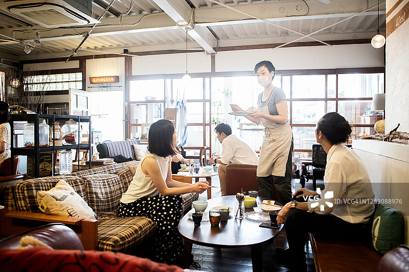 女服务员正在为顾客点单图片素材