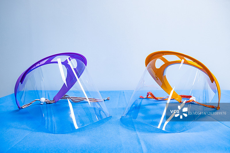 手术室待用的双层塑料防护面罩图片素材