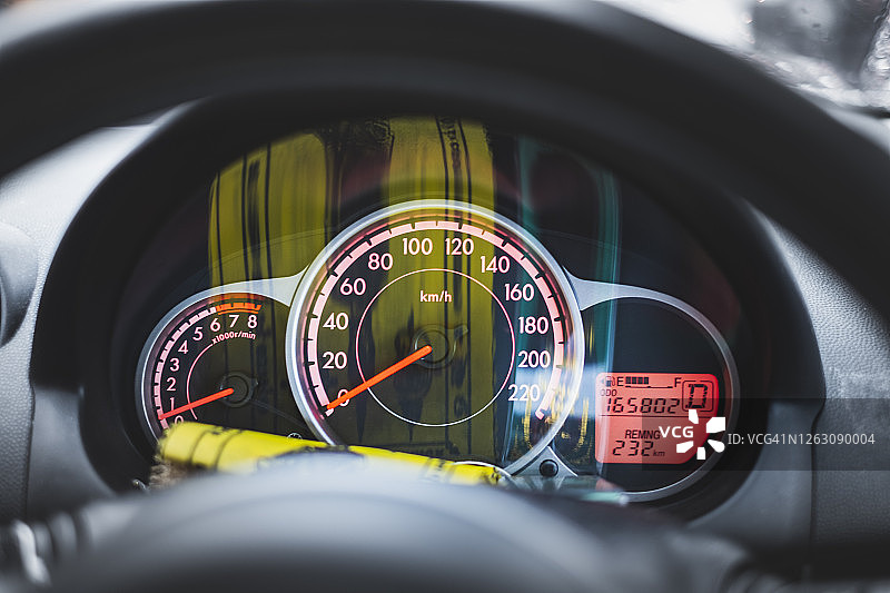 车内带油量表的车速表特写图片素材