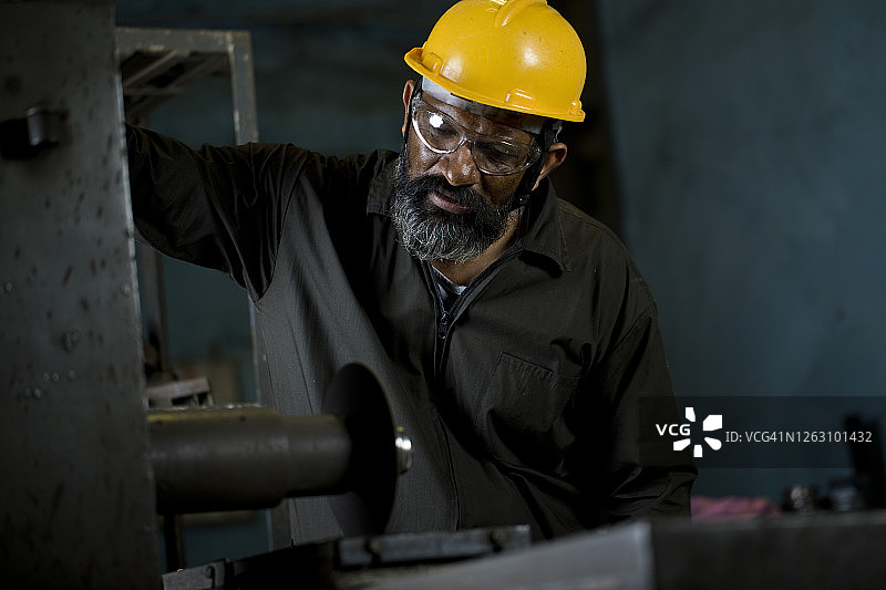 工厂车床操作员图片素材