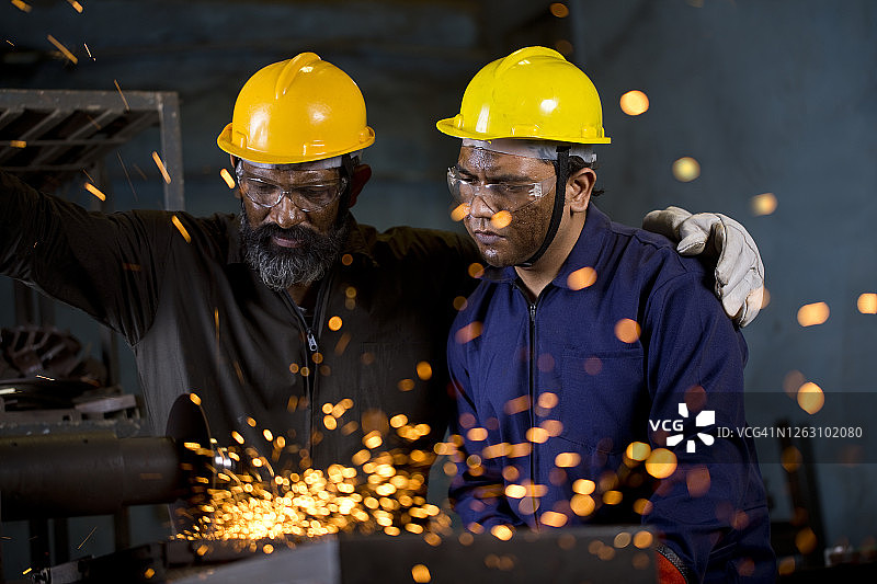 两名车床操作员研磨和精加工金属制品图片素材