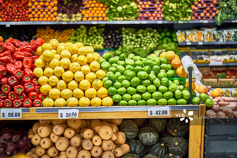 超市里摆放的新鲜蔬菜图片素材