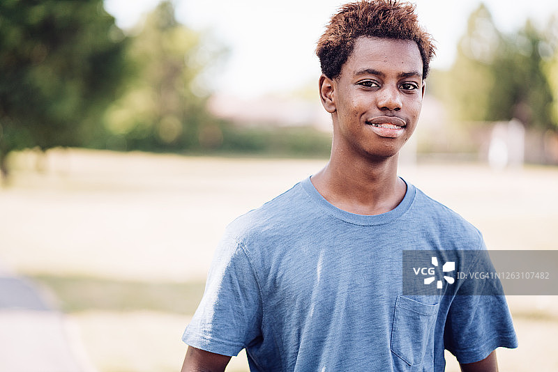 看向镜头微笑的加拿大青少年图片素材