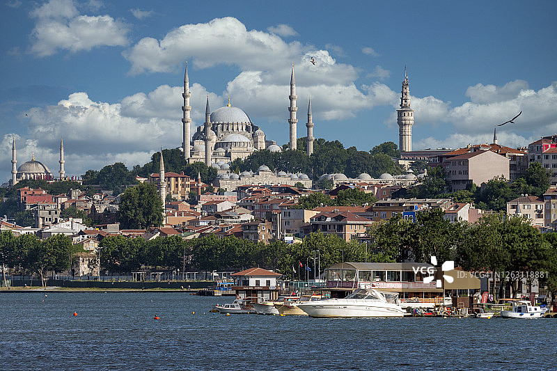 土耳其伊斯坦布尔历史半岛上的白云图片素材