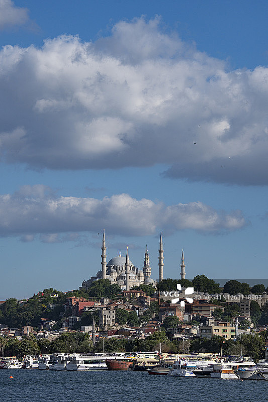 土耳其伊斯坦布尔历史半岛上的白云图片素材
