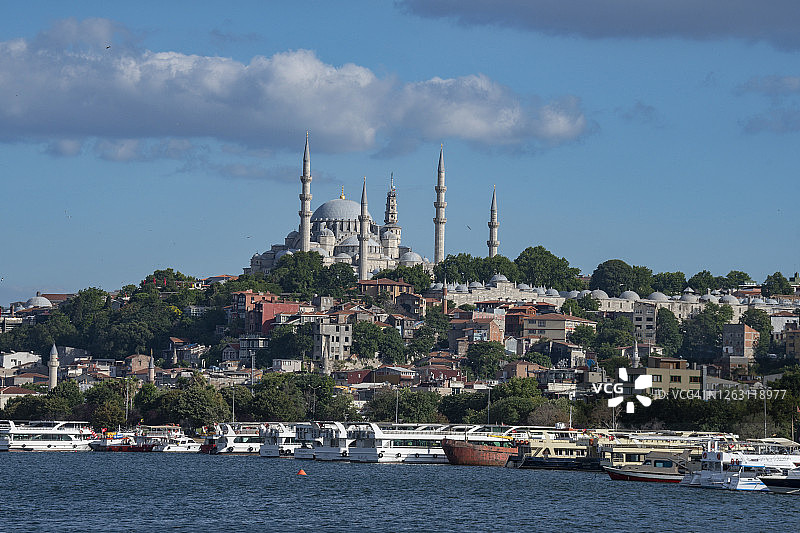 土耳其伊斯坦布尔历史半岛上的白云图片素材