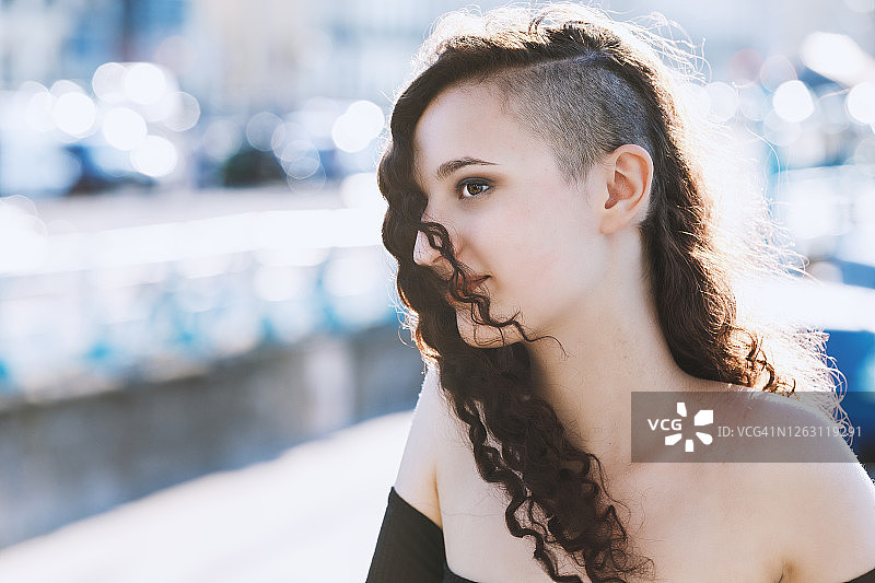 美丽年轻女孩的街头肖像图片素材