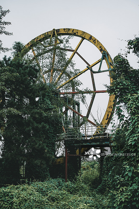 废弃的明代陵墓九龙游乐园图片素材