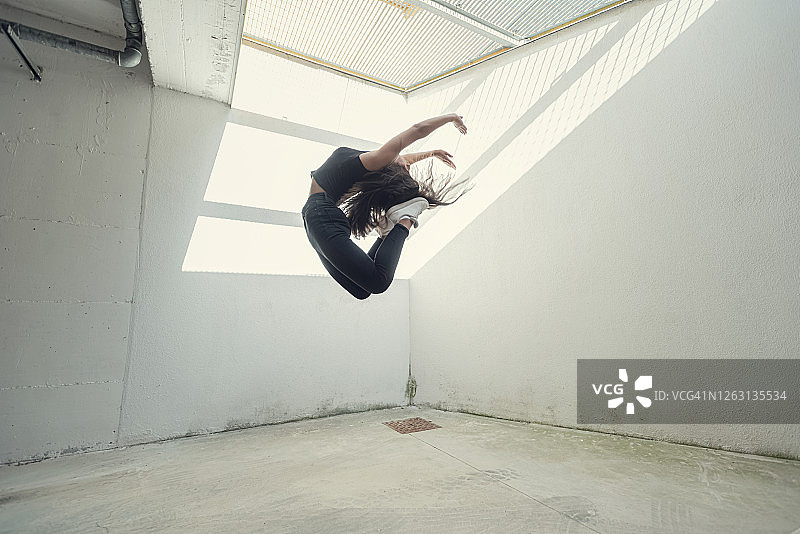 在半空中跳跃的女人图片素材