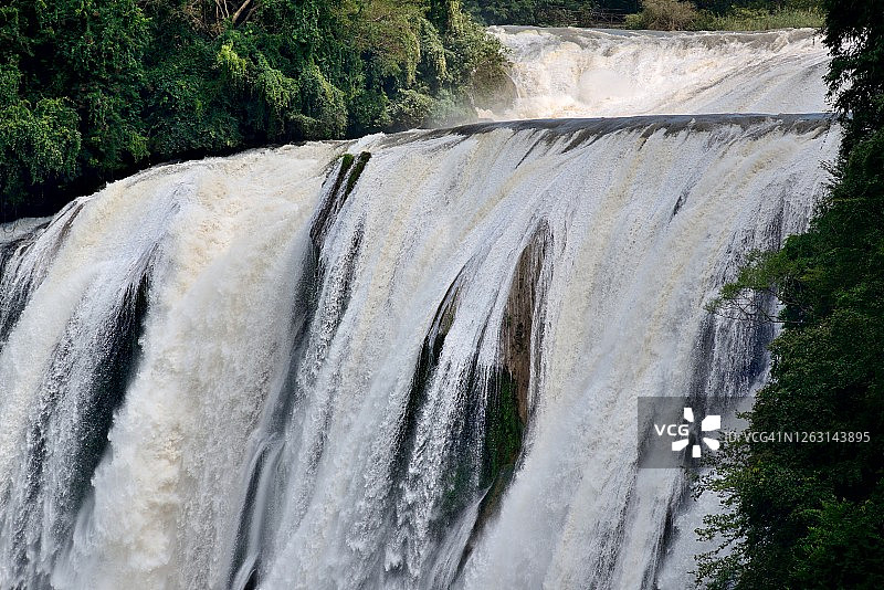 中国贵州夏季的黄果树瀑布群图片素材