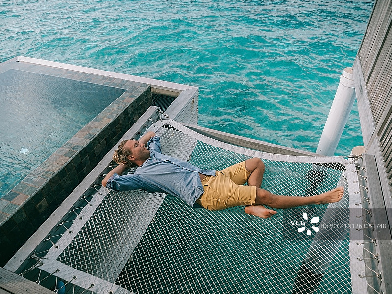 男人在马尔代夫豪华酒店放松图片素材