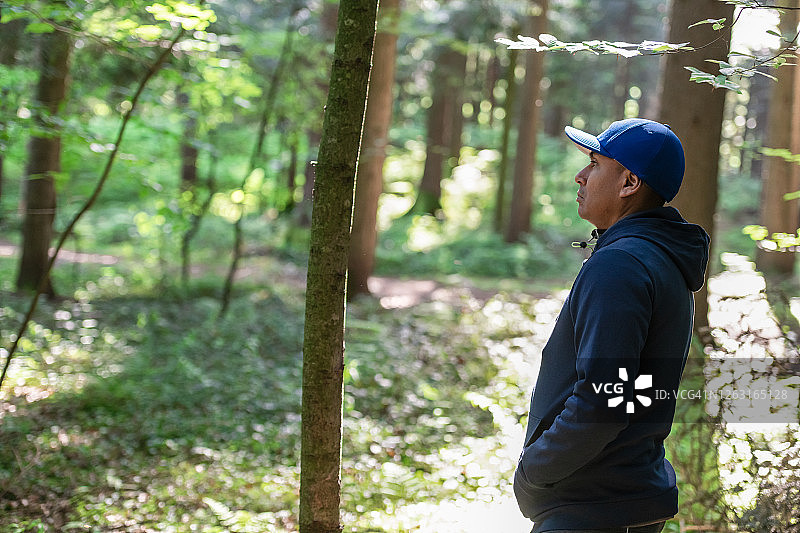 跑步后休息的男人图片素材