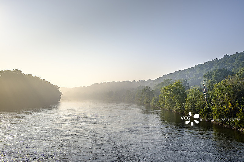 日出时分从宾夕法尼亚州看向新泽西州的特拉华河图片素材