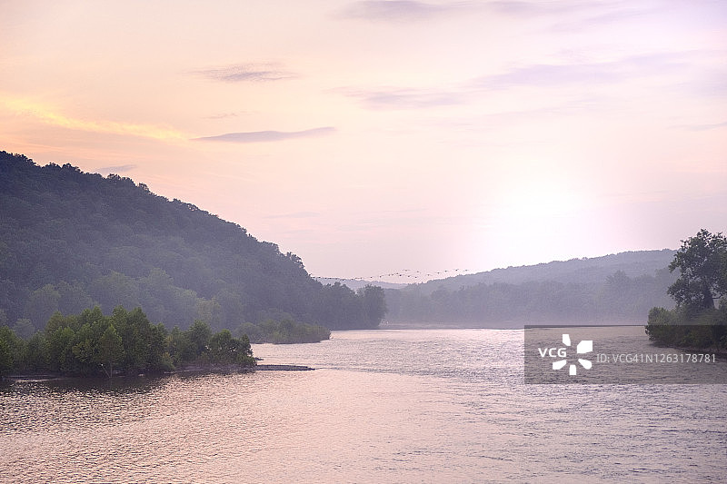 日出时分从宾夕法尼亚州看向新泽西州的特拉华河图片素材
