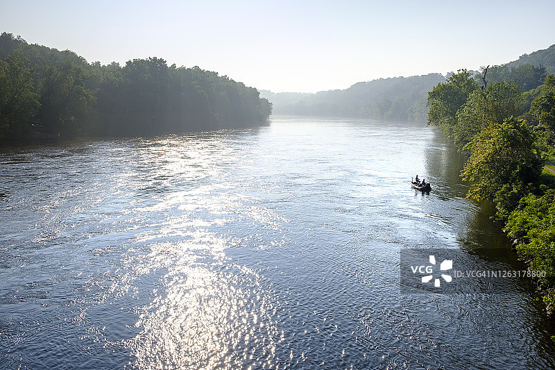 新泽西州和宾夕法尼亚州之间特拉华河上的鲥鱼渔船图片素材