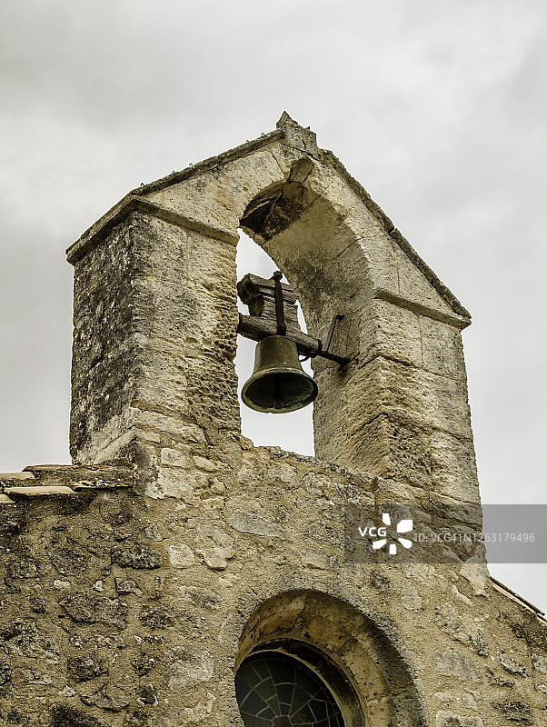 普罗旺斯带有教堂钟的旧石塔图片素材