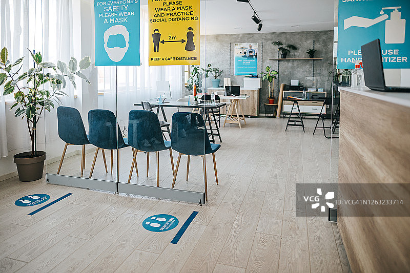 银行的社交距离与新冠病毒防疫提示图片素材