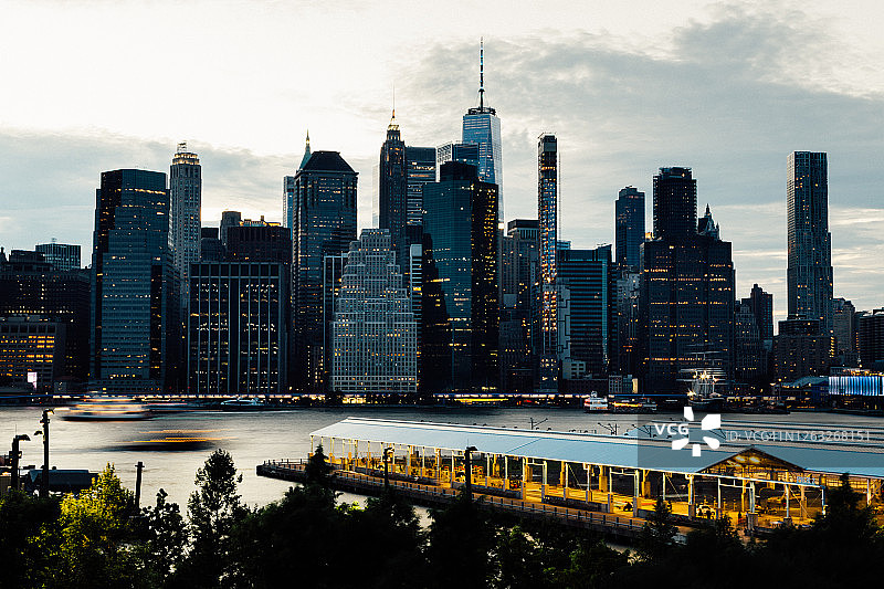 纽约市天际线在黄昏时分图片素材