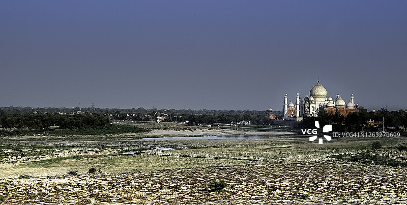 远眺泰姬陵，广阔田野和晴朗天空全景图片素材