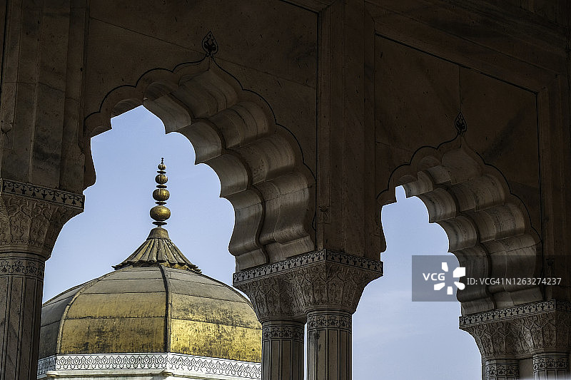 透过阿格拉堡穆萨曼布尔吉金色屋顶的门框看到的晴朗蓝天，印度图片素材