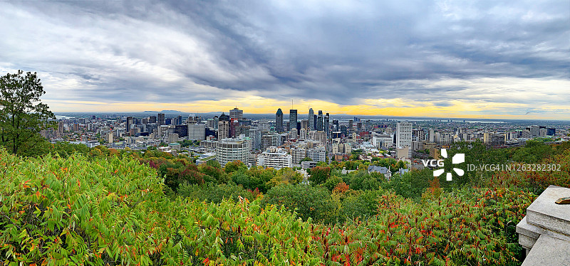 秋季从皇家山看到的蒙特利尔全景图片素材