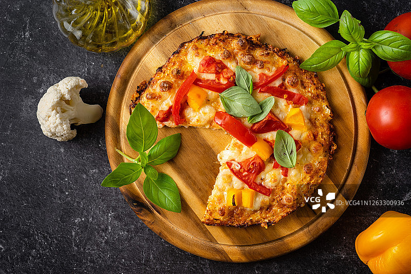 美味的低碳水化合物披萨与干酪花椰菜皮俯视图图片素材