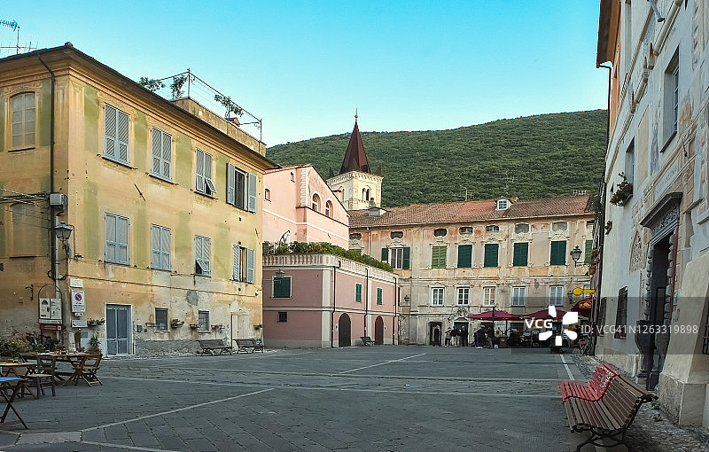 意大利利古里亚里维埃拉 Finalborgo 的中世纪老城镇广场图片素材