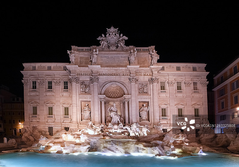 意大利拉齐奥罗马夜晚灯光下的特莱维喷泉图片素材