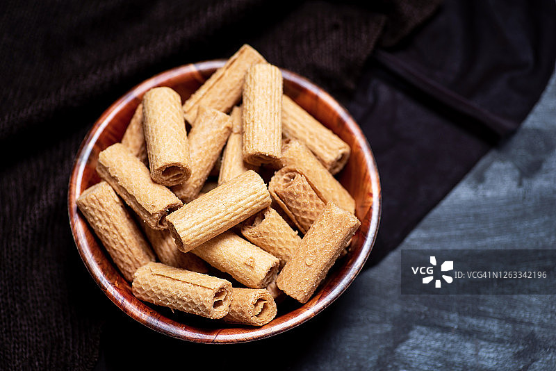 碗里卷起来的甜威化甜点图片素材