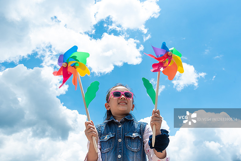 玩彩色风车的小女孩图片素材