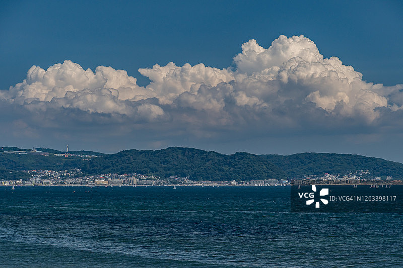 日本神奈川县海滩上的夏季云彩图片素材