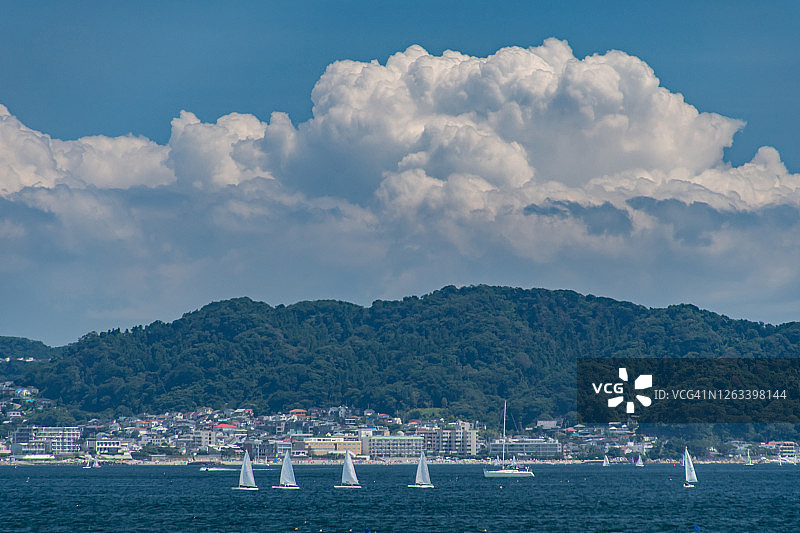 日本神奈川县海滩上的夏季云彩图片素材