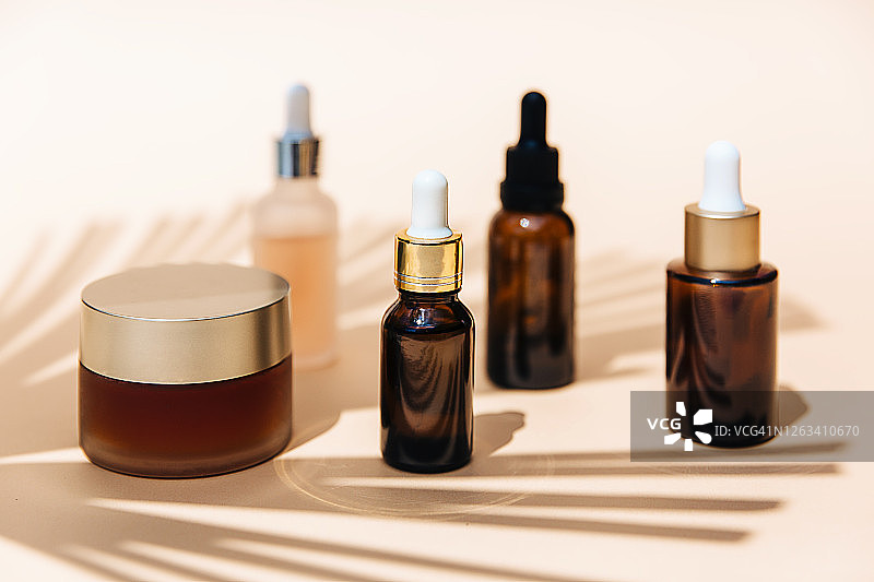 棕色玻璃瓶水疗化妆品（含留白，极简风）图片素材
