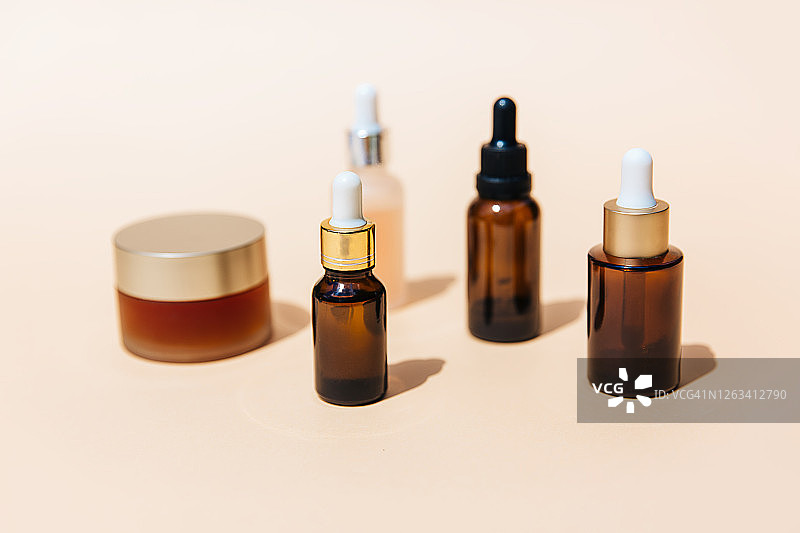棕色玻璃瓶水疗化妆品（含留白，极简风）图片素材