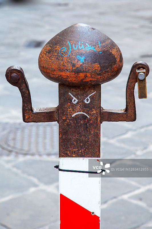 愤怒的系船柱图片素材