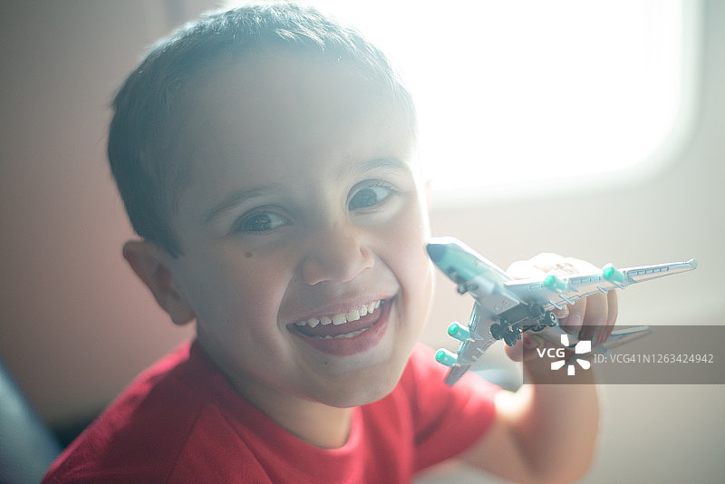 男孩在飞机上玩玩具飞机图片素材