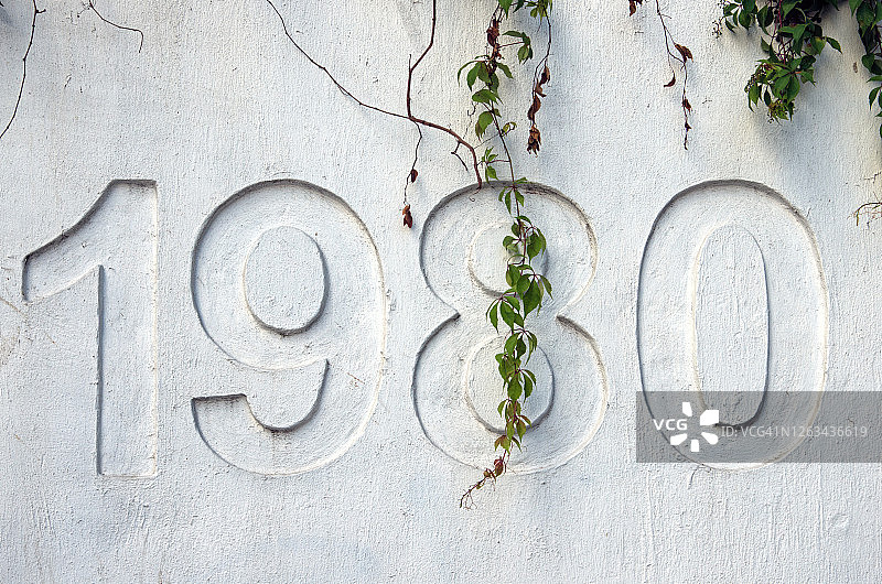 白色粉刷灰泥墙上的1980数字图片素材