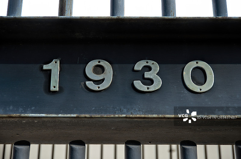 金属安全门上的金属数字1930图片素材