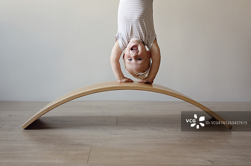 上下颠倒的图片素材