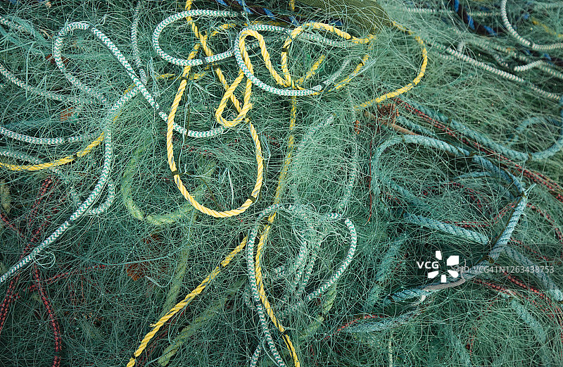 缠绕在渔网中的绳索图片素材