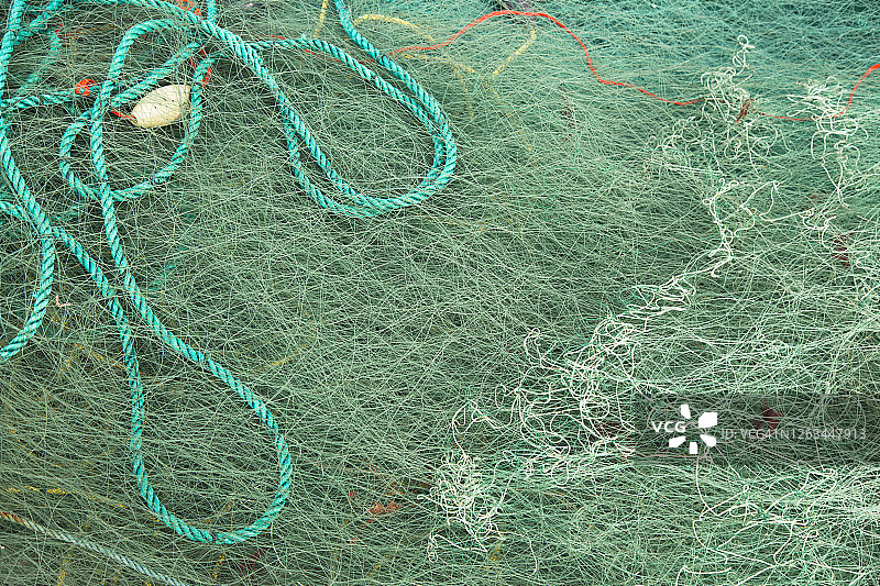 码头上堆积的渔网特写图片素材