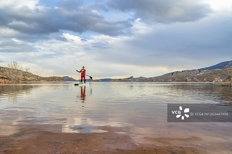 冬季站立式划桨图片素材