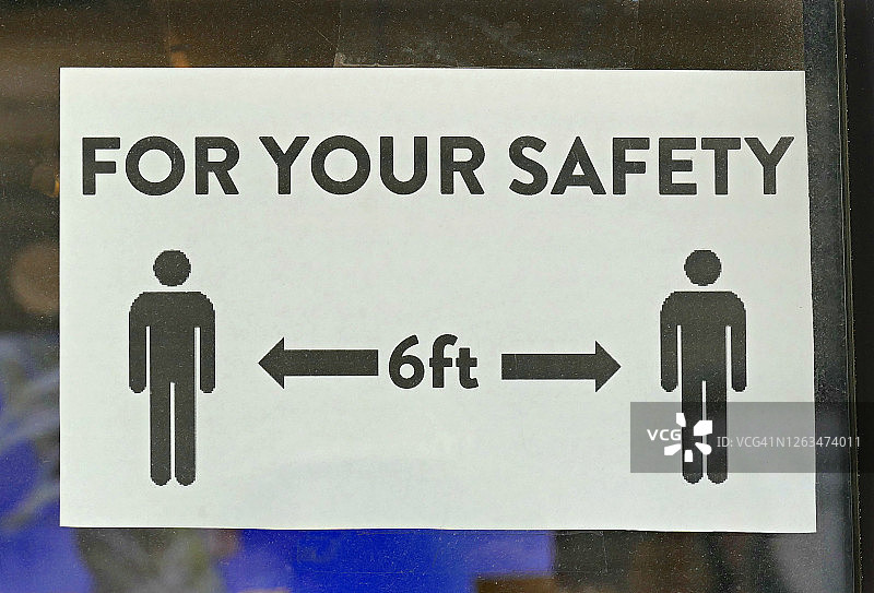 科罗拉多州零售店门上张贴的社交距离标志图片素材