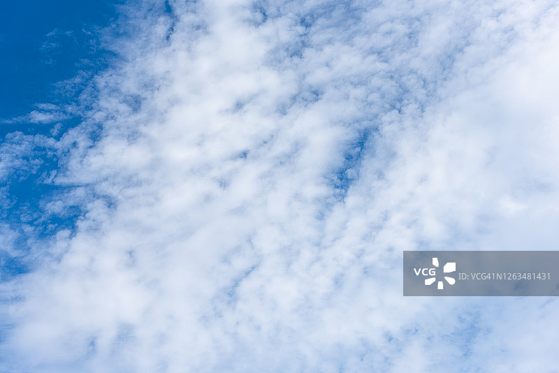 蓝色天空中的卷积云图片素材