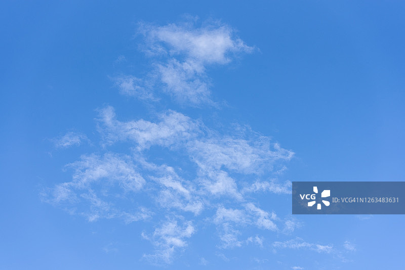 蓝色天空中的卷积云特写图片素材