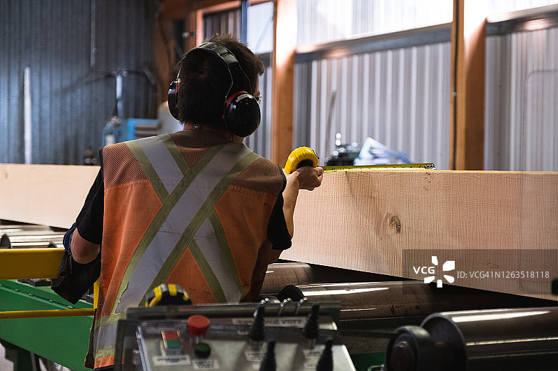 在工业木材厂切割大块木材图片素材