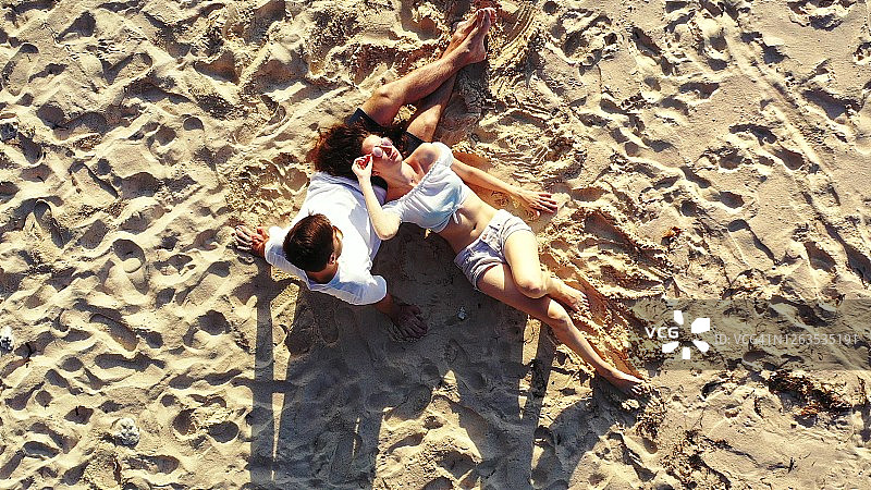 情侣在安静的空旷海滩上，享受夏日假期图片素材